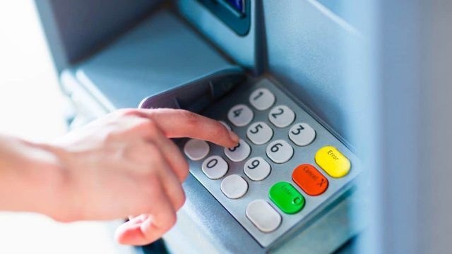Δώστε προσοχή στα ΑΤΜ: Το νέο κόλπο που χρησιμοποιούν οι απατεώνες για να «χτυπούν» αθόρυβα