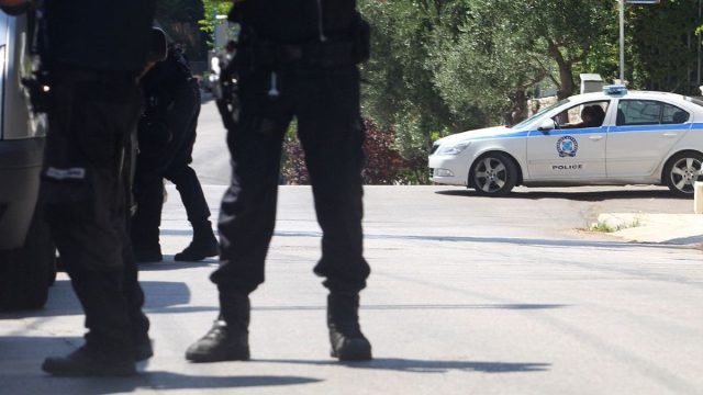 Κρήτη: Η έρευνα για βόμβα σε σπίτι αστυνομικού αποκάλυψε το κύκλωμα ναρκωτικών, οπλισμού και εκβιασμών