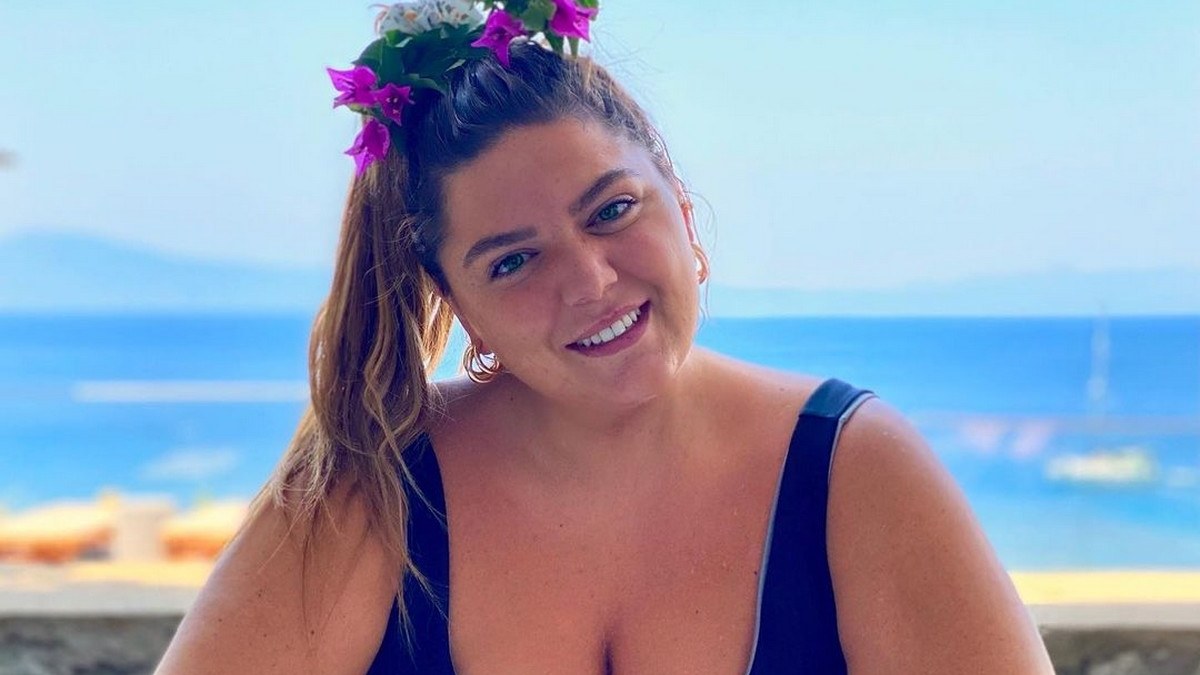Η Δανάη Μπάρκα topless στο κρεβάτι – Δείτε φωτογραφία