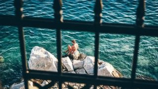 Η «Λερναία Ύδρα» που «πνίγει» τους Έλληνες: Τα ενοίκια που «καταπίνουν» το εισόδημα και το… άπιαστο όνειρο των διακοπών