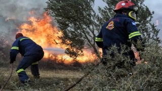 Μαίνεται η φωτιά στη Βάλια Κάλντα: Η πυρκαγιά βγήκε εκτός εθνικού δρυμού