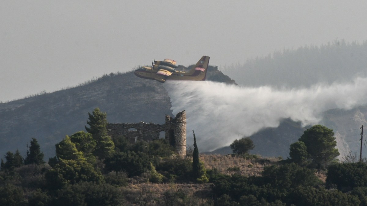 Φωτιά στα Καμένα Βούρλα – Ισχυρά επίγεια και εναέρια μέσα στο σημείο