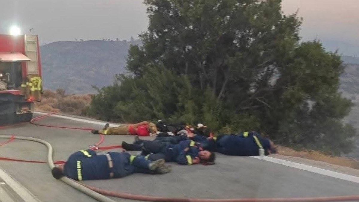 Σπαρακτική φωτογραφία από την φωτιά στην Χίο: Η στιγμή που αποκαμωμένοι πυροσβέστες πέφτουν στο έδαφος