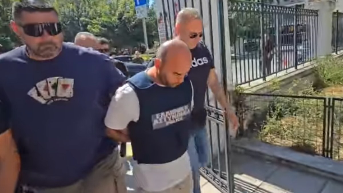 Με σκυμμένο κεφάλι και αλεξίσφαιρο γιλέκο στον εισαγγελέα ο γυναικοκτόνος του Βόλου – Δείτε τη στιγμή της μεταγωγής