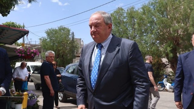 «Ένας σεμνός άνθρωπος που ενέπνεε εμπιστοσύνη και σεβασμό»: Το «αντίο» του Κώστα Καραμανλή στον Απόστολο Βεσυρόπουλο