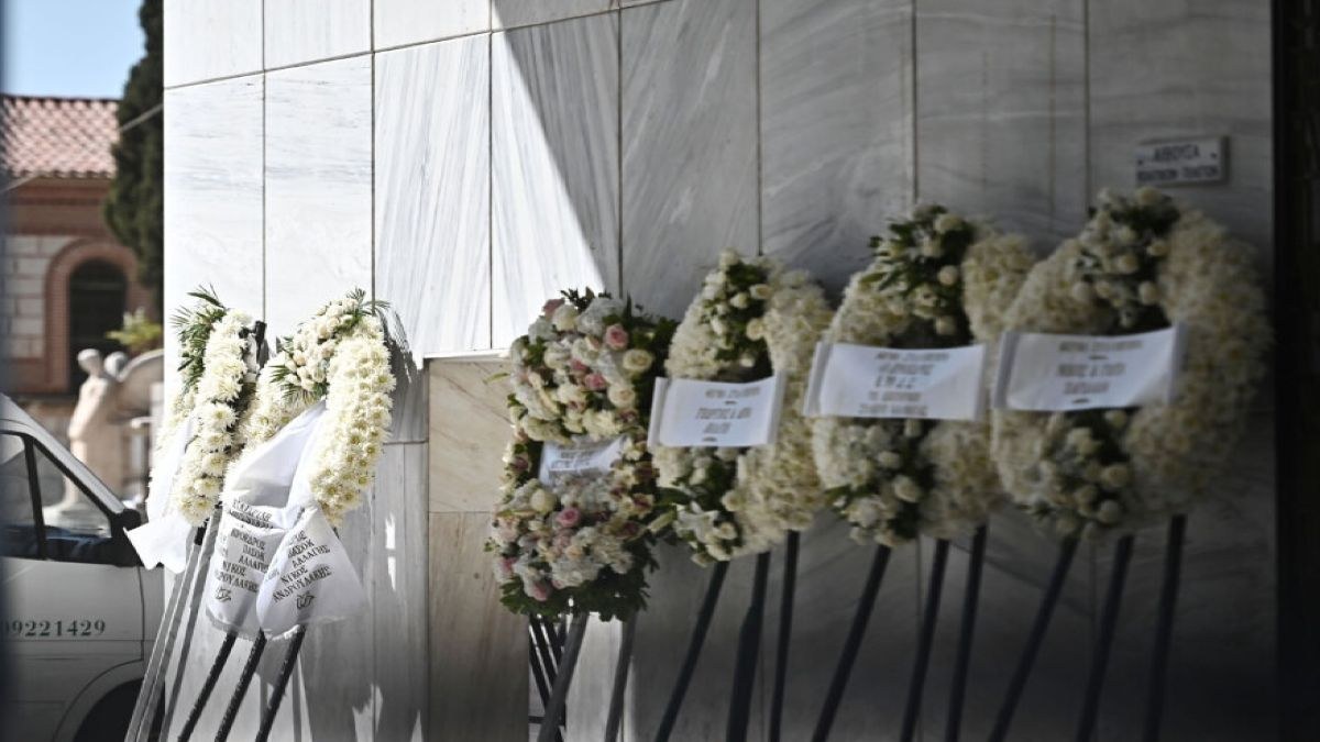 Το τελευταίο «αντίο» στη Λένα Σαμαρά: Βαρύ το κλίμα στο Α’ Νεκροταφείο – «Τα λόγια φτωχά» το στεφάνι του πρωθυπουργού