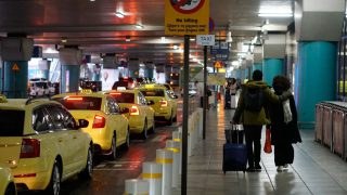 «Οδηγός ταξί μου ζήτησε 94 ευρώ από το αεροδρόμιο» – Εκατοντάδες οι καταγγελίες τουριστών στην ΕΚΠΟΙΖΩ