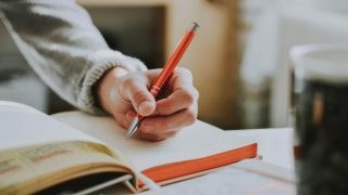 Παγκόσμια Ημέρα Αριστερόχειρων: 5 μύθοι και 2 αλήθειες για τους ανθρώπους που γράφουν με το αριστερό τους χέρι