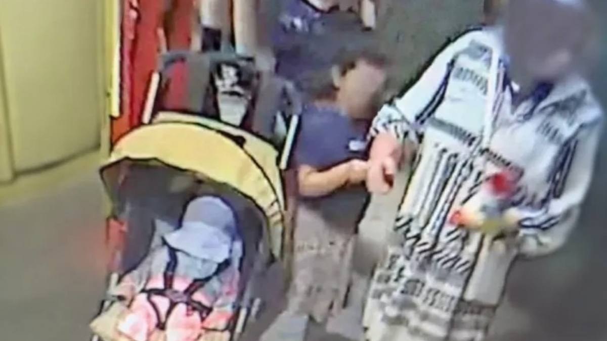 Νεκρό κοριτσάκι στο Παλαιό Φάληρο: Βρέθηκε και συνελήφθη η γυναίκα με το καροτσάκι