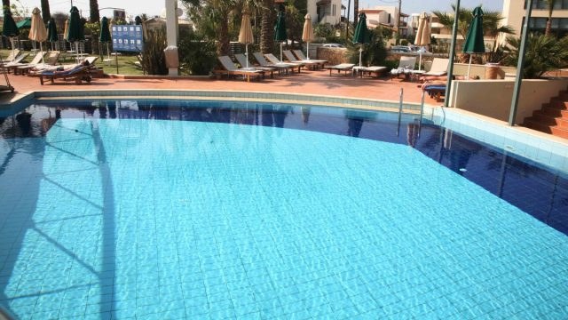 Νεκρός άνδρας σε πισίνα ξενοδοχείου στη Μύκονο – Σε κρίσιμη κατάσταση ο σύντροφός του