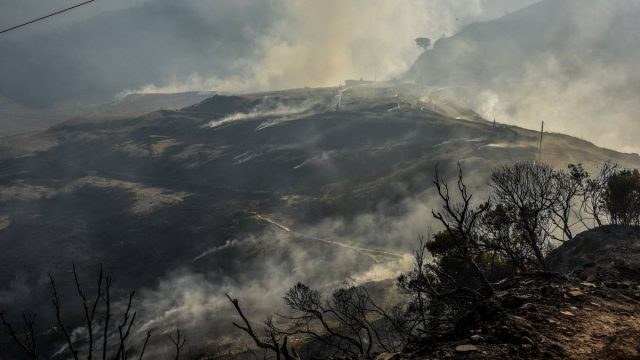 Καμένες εκτάσεις σε όλη την Ελλάδα: Ενεργά μέτωπα στη Χίο, διάσπαρτες εστίες στην Πάτρα – Στάχτη 100.000 στρέμματα από τις φωτιές