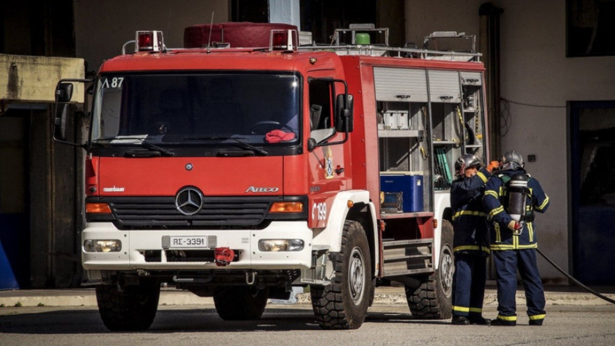 Φωτιά σε εγκαταλελειμμένο κτίριο στο Κιάτο – Ήχησε το 112