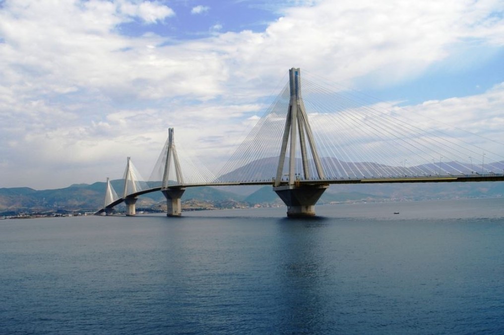 Σαν σήμερα, 7 Αυγούστου 2004: Εγκαινιάζεται η γέφυρα Ρίου – Αντίρριου, η μεγαλύτερη καλωδιωτή γέφυρα του κόσμου