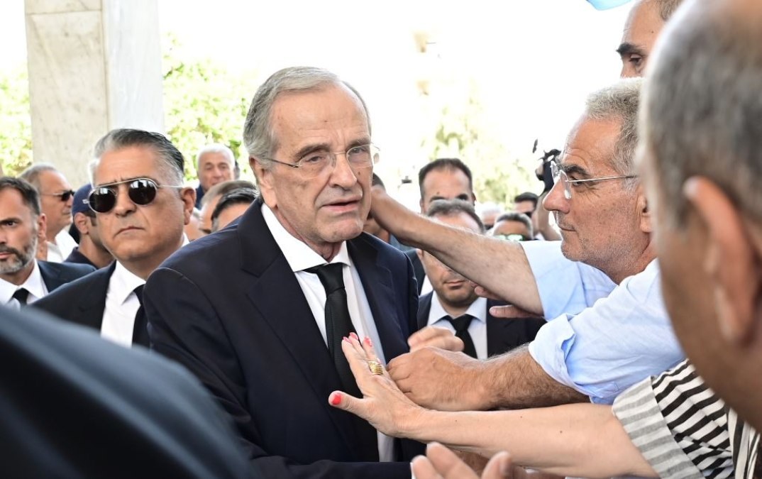 Αντώνης Σαμαράς: Η κίνηση του πρώην πρωθυπουργού μόλις είδε τον κόσμο που συγκεντρώθηκε για την κηδεία της κόρης του, Λένας