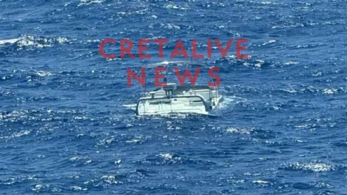 Λαχτάρα για γνωστό ποινικολόγο: Βυθίστηκε το σκάφος του στη Σαντορίνη – Τραυματίστηκε η σύζυγός του