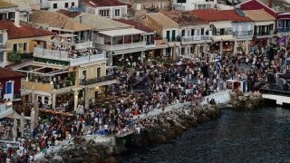 Ο τουρισμός… χάνει λάδια: Κόσμος έρχεται, αλλά χρήματα δε μένουν
