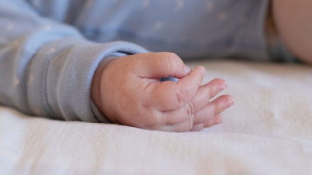 Κρήτη: Σε κρίσιμη κατάσταση βρέφος που έπεσε από μπαλκόνι στα Χανιά
