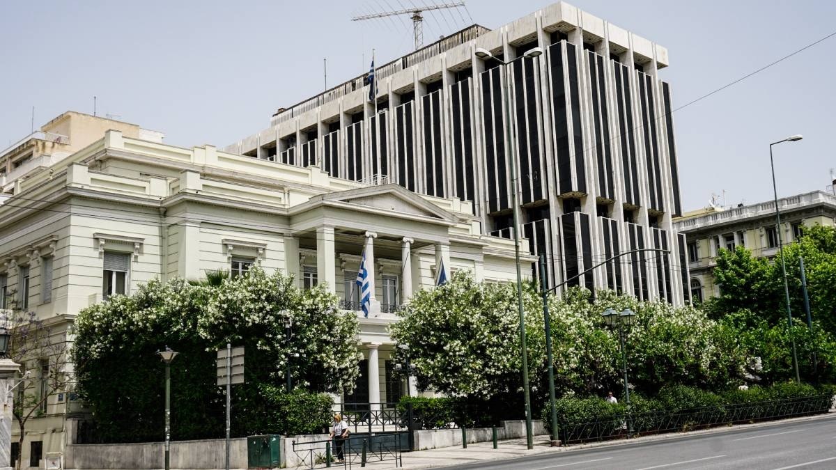ΥΠΕΞ: Είμαστε συγκλονισμένοι από τη ρωσική επίθεση στο Κίεβο, την καταδικάζουμε απερίφραστα