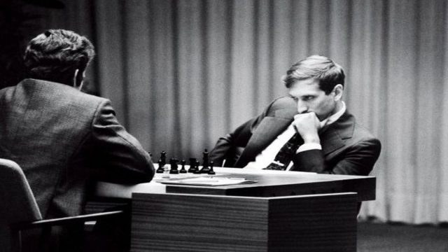 Σαν σήμερα, 1η Σεπτεμβρίου 1972: Η «Μάχη του Αιώνα» – Ο Αμερικάνος Μπόμπι Φίσερ κατακτά την κορυφή στο σκάκι, τερματίζοντας τη σοβιετική κυριαρχία