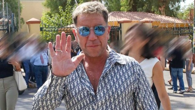 Στην Ευελπίδων ο Γιώργος Μαζωνάκης: Καταθέτει μήνυση στην οικογένειά του