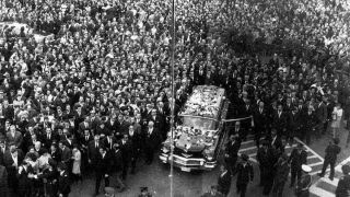 Σαν σήμερα, 22 Σεπτεμβρίου 1971: Η κηδεία του νομπελίστα ποιητή Γιώργου Σεφέρη εξελίσσεται σε διαδήλωση κατά της Χούντας