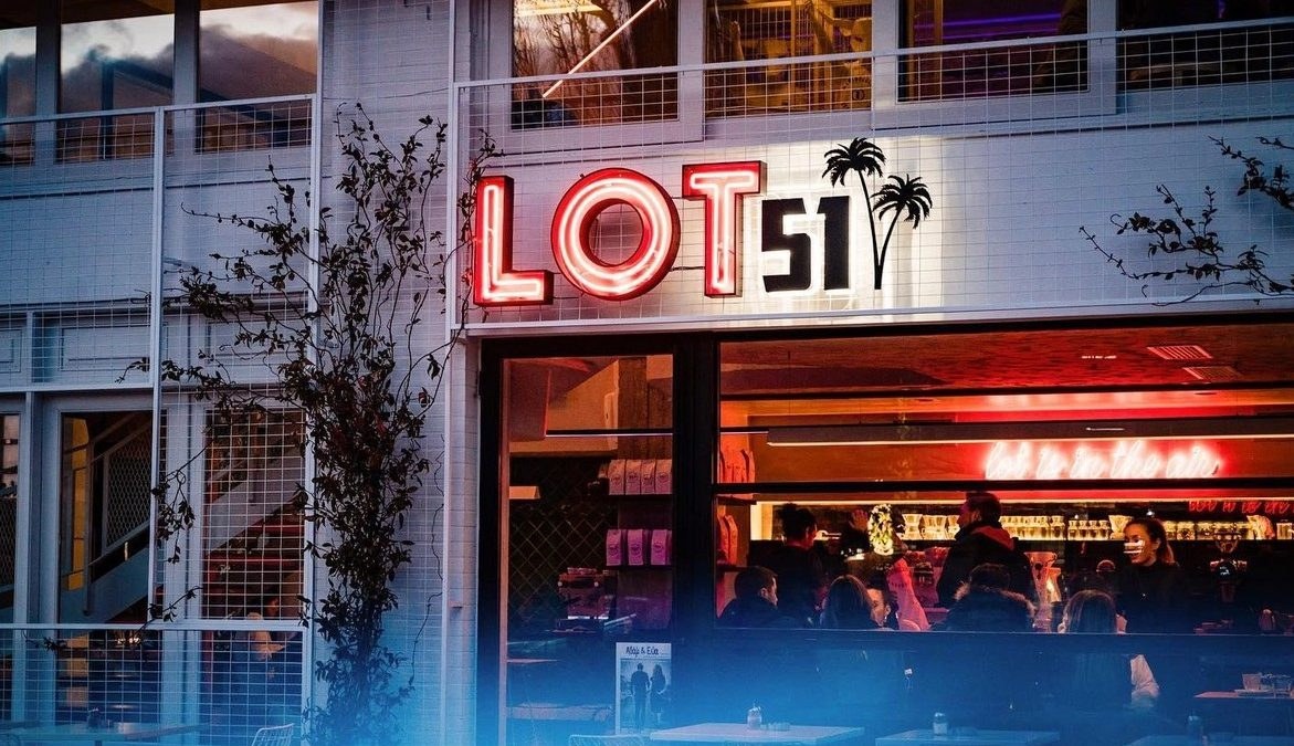 Lot 51: Αίσθηση Brooklyn στην Πλατεία Βραζιλίας – Ένα bar που είναι (και) σχολείο για τους λάτρεις του καφέ!