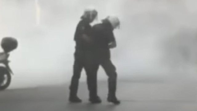 Άνδρας των ΜΑΤ ρίχνει σφαλιάρα σε συνάδελφό του στην πορεία μνήμης για τον Παύλο Φύσσα (video)