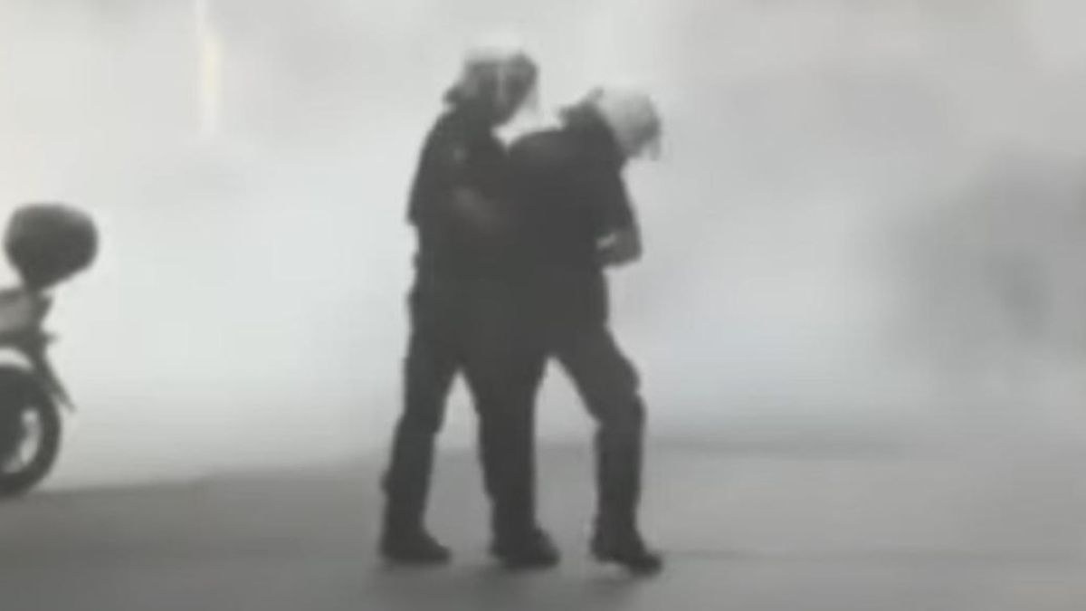 Άνδρας των ΜΑΤ ρίχνει σφαλιάρα σε συνάδελφό του στην πορεία μνήμης για τον Παύλο Φύσσα (video)