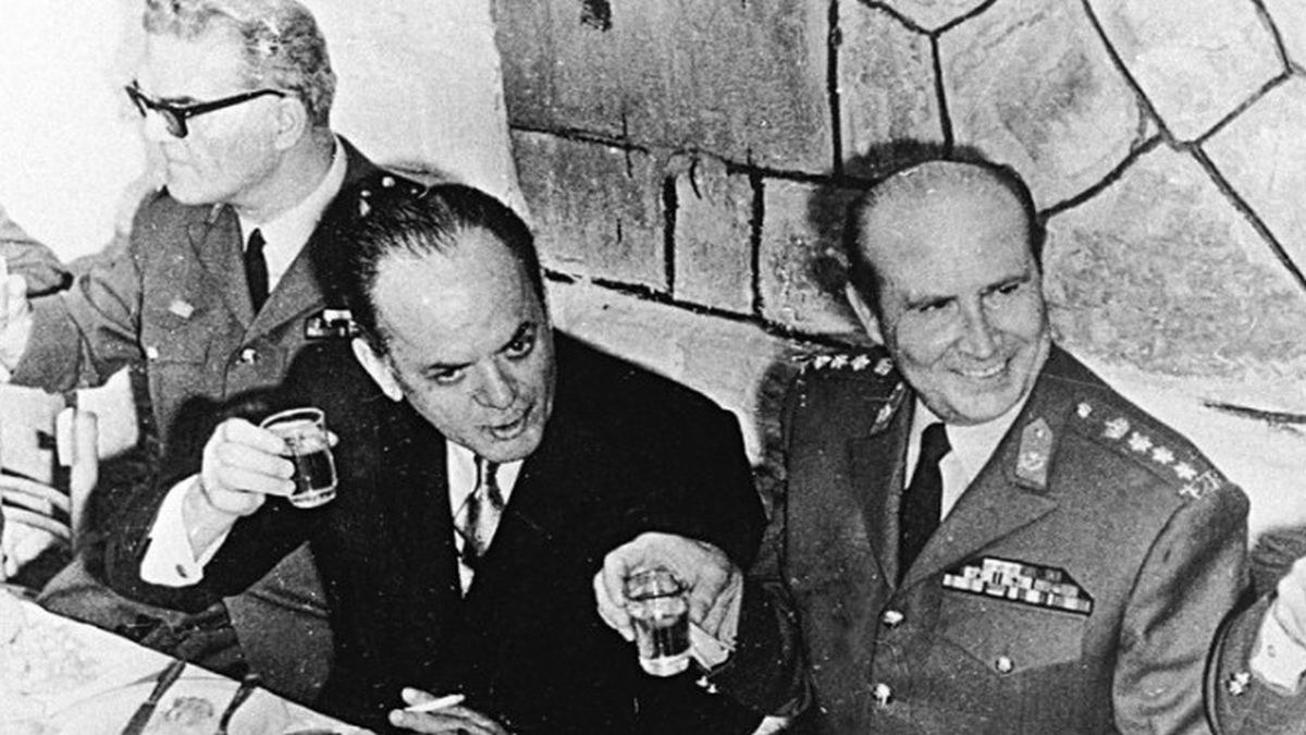 Ο δικτάτορας Γεώργιος Παπαδόπουλος συναντάται στον Έβρο με τον τούρκο πρωθυπουργό, Σουλεϊμάν Ντεμιρέλ.
