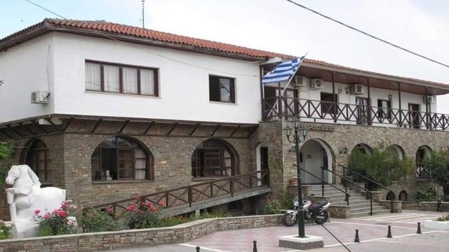 Σαν σήμερα, 4 Σεπτεμβρίου 1944: Ο Κωνσταντίνος Καζάνας και ο Αστέριος Αστεριάδης υψώνουν την ελληνική σημαία στην πλατεία της Προσοτσάνης, κατεβάζοντας τη βουλγαρική