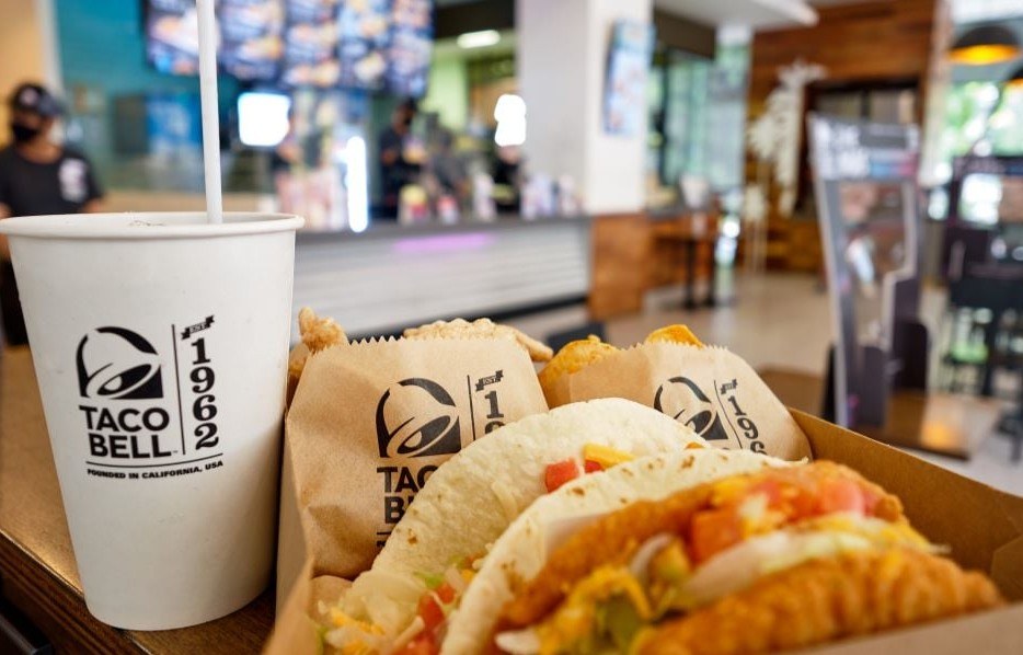 Από την Καλιφόρνια στο Χαλάνδρι: Το θρυλικό Taco Bell προσγειώθηκε στην Αθήνα και «βούλιαξε» την Κολοκοτρώνη