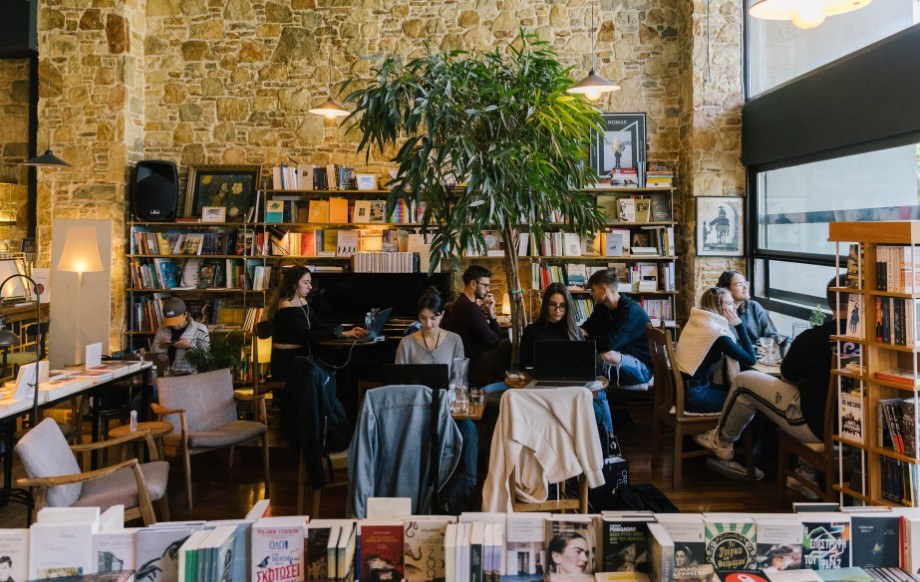 Zatopek book cafe: Το βιβλιοπωλείο-καφέ που ήρθε στην Καλλιθέα για να μείνει