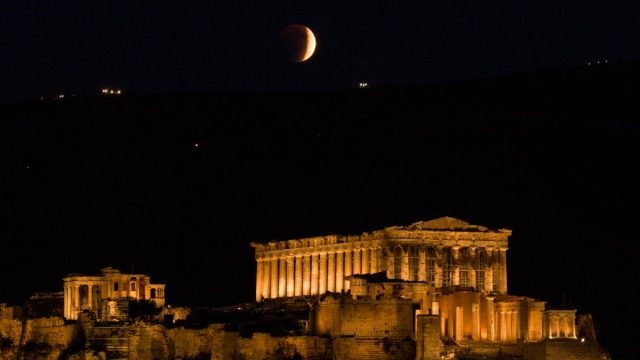 «Ματωμένο φεγγάρι»: Οι μαγικές φωτογραφίες με την ολική έκλειψη Σελήνης