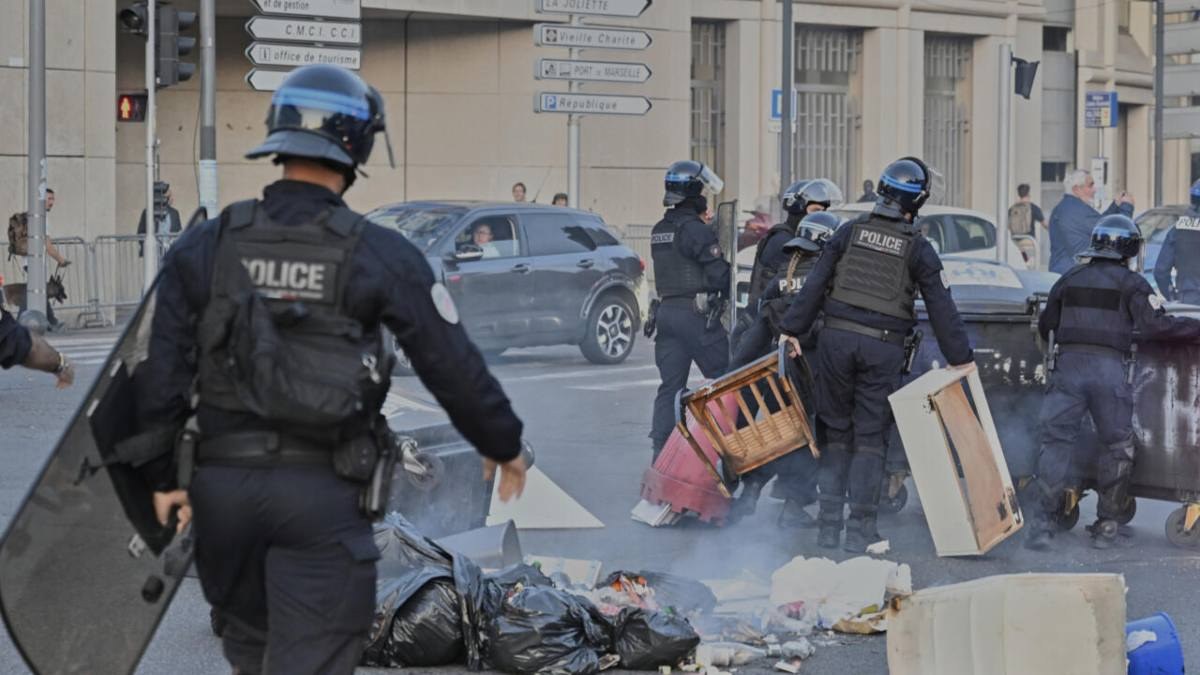 Εκρηκτικό κλίμα στη Γαλλία: Κινητοποιήσεις με το κίνημα «Μπλοκάρουμε τα πάντα» – Μαζικοί αποκλεισμοί και συγκρούσεις