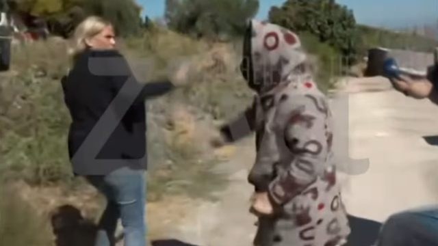 «Στο στόμα μου δε θα το ξαναβάλεις! Άκουσες;» – Κοπάνησε ρεπόρτερ με το μικρόφωνο η 62χρονη που έθαψε τη μητέρα της στη Βοιωτία