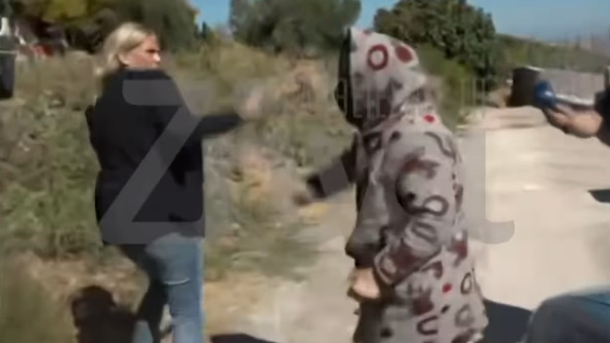 «Στο στόμα μου δε θα το ξαναβάλεις! Άκουσες;» – Κοπάνησε ρεπόρτερ με το μικρόφωνο η 62χρονη που έθαψε τη μητέρα της στη Βοιωτία