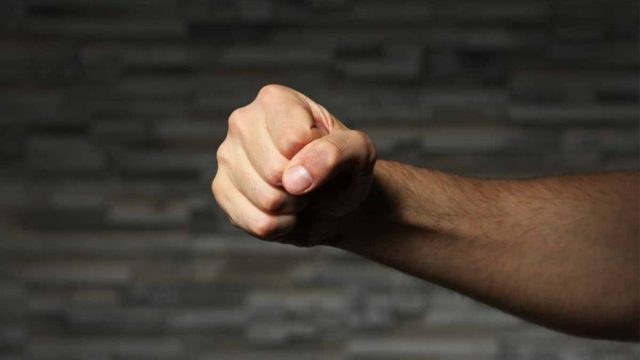 Σοκ στη Θεσσαλονίκη: Επιτέθηκε με σπασμένο γυαλί σε μάνα, πατέρα και αδελφό, γιατί κάλεσαν ιερέα για ευχέλαιο – «Είναι ανώμαλοι»