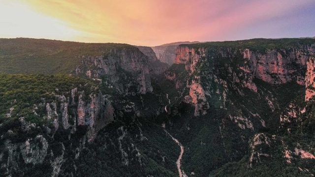 Τραγωδία στο φαράγγι του Βίκου: Τουρίστρια έπεσε από ύψος 300 μέτρων και πέθανε