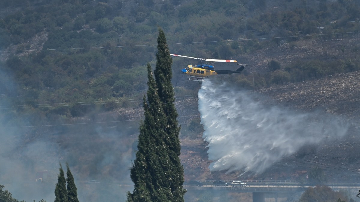 Φωτιά στην Ανατολική Μάνη – Στη μάχη της κατάσβεσης και εναέρια μέσα