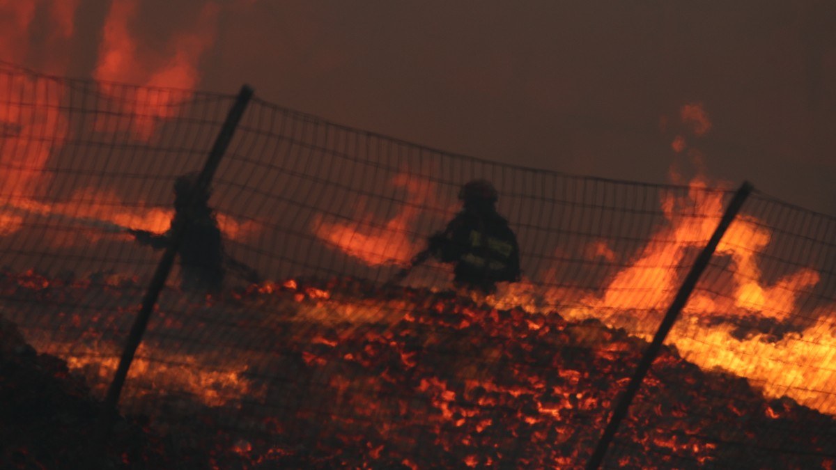 Καταστράφηκε εντελώς το εργοστάσιο στο Μενίδι από την φωτιά: Φως στα αίτια της πυρκαγιάς