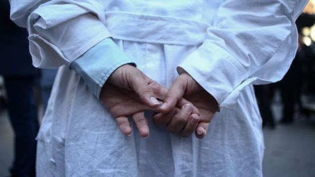 Σοκ στο ΕΣΥ: Χειρουργός με αμετάκλητη καταδίκη για ανθρωποκτονία χειρουργεί κανονικά σε δημόσιο νοσοκομείο!