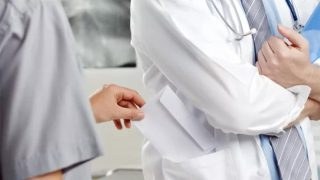 Σεσημασμένος ο γιατρός στο Ιπποκράτειο: Τον είχαν ξαναπιάσει με φακελάκι αλλά είχε μείνει στη θέση του