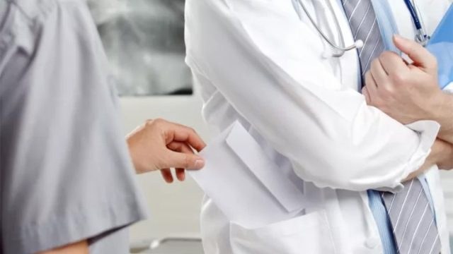 Σεσημασμένος ο γιατρός στο Ιπποκράτειο: Τον είχαν ξαναπιάσει με φακελάκι αλλά είχε μείνει στη θέση του