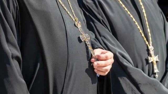 Γρεβενά: Παντρεμένος, με 4 παιδιά και εγγόνια ο ιερέας που συνελήφθη για revenge porn σε 43χρονη – Παραδέχτηκε τη σχέση