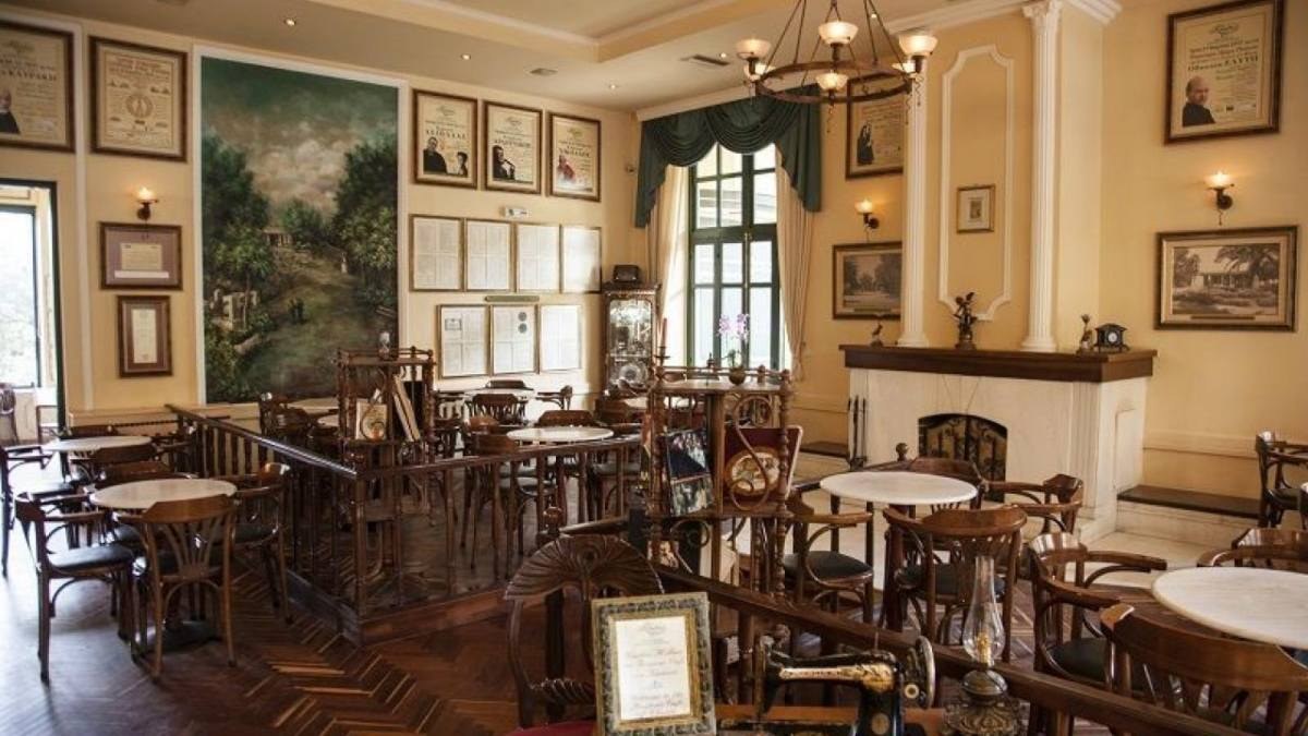 Αναδρομή στον χρόνο: Το ιστορικό καφέ των Χανιών που φιλοξένησε τον Βενιζέλο και τον Καζαντζάκη – Λειτουργεί αδιάκοπα από το 1870