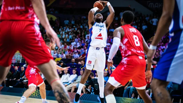 EuroBasket 2025: Ο Γιαμπουσέλε οδήγησε τους Γάλλους σε σπουδαία νίκη, τριπλή ισοβαθμία στην κορυφή του Group D
