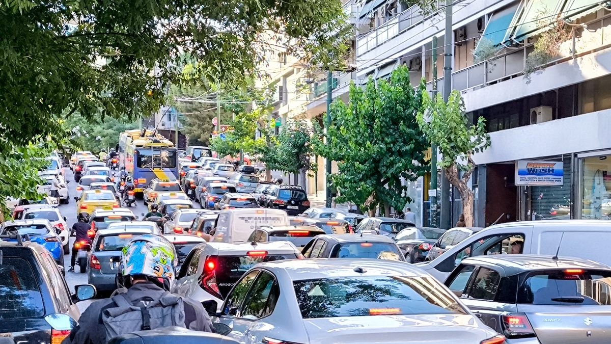 Κίνηση: Ουρές χιλιομέτρων στον Κηφισό – Μποτιλιάρισμα στο κέντρο, φορτηγάκι συγκρούστηκε με μηχανή