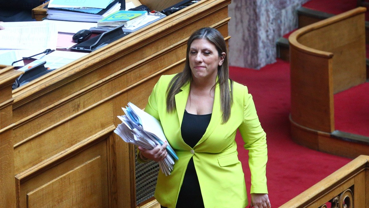 Ζωή Κωνσταντοπούλου, Ελληνίδα πολιτικός, εντός του κτιρίου της Βουλής.