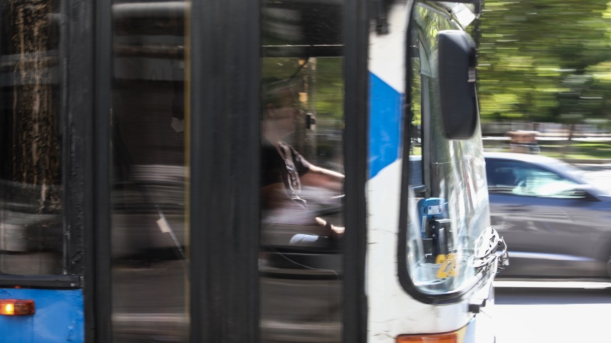 Αδιανόητο σκηνικό στο Ίλιον: Ανήλικος γρονθοκόπησε οδηγό λεωφορείου