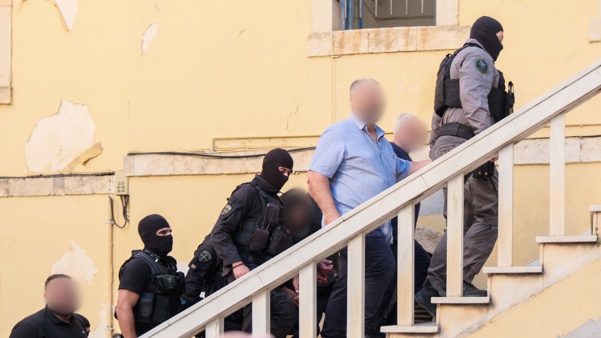 Μαφία της Κρήτης: «Δεν είναι η φωνή μου, είναι τεχνητή νοημοσύνη» λέει ο φερόμενος αρχηγός μέσα από τα κρατητήρια